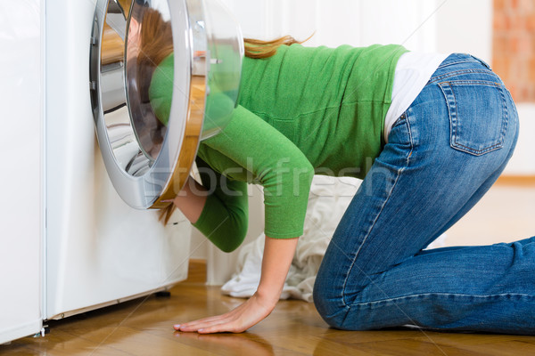 Idareci çamaşır makinesi genç kadın çamaşırhane gün ev Stok fotoğraf © Kzenon