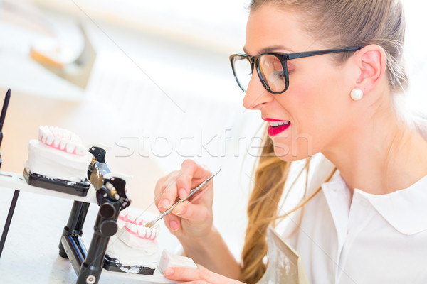 Zahnärztliche Techniker weiblichen Frau Gesundheit arbeiten Stock foto © Kzenon