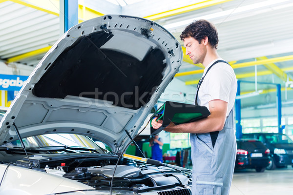 Zdjęcia stock: Mechanik · diagnostyczny · narzędzie · samochodu · warsztaty · człowiek