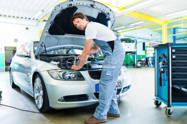 Foto stock: Coche · mecánico · de · trabajo · herramienta · servicio · taller