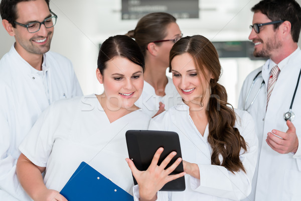 Foto stock: Equipe · médicos · hospital · trabalhando · documentos · mulher