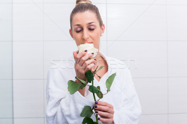 [[stock_photo]]: Femme · peignoir · blanche · rose · salle · de · bain · fleur