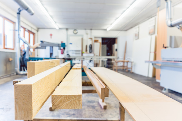 Atelier dulgher lemn prim plan muncă echipă Imagine de stoc © Kzenon