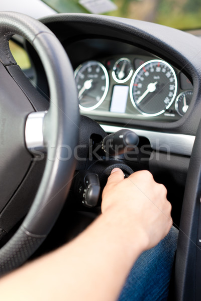 Férfi gyújtás kulcs autó kerék kéz Stock fotó © Kzenon