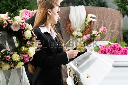 żałoba ludzi pogrzeb trumna człowiek kobieta Zdjęcia stock © Kzenon