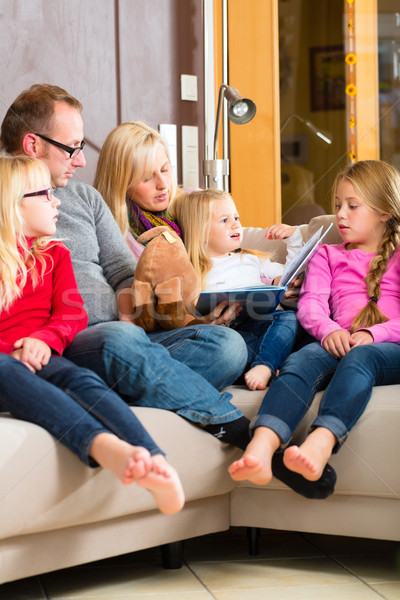 Foto stock: Familia · lectura · historia · libro · sofá · casa