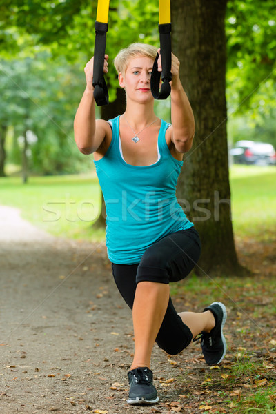 Mulher suspensão treinador esportes mulher jovem Foto stock © Kzenon