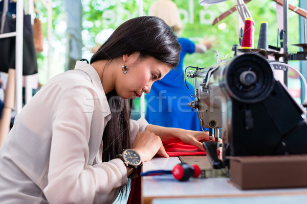 Asian kleermaker vrouw naaien jurk machine Stockfoto © Kzenon