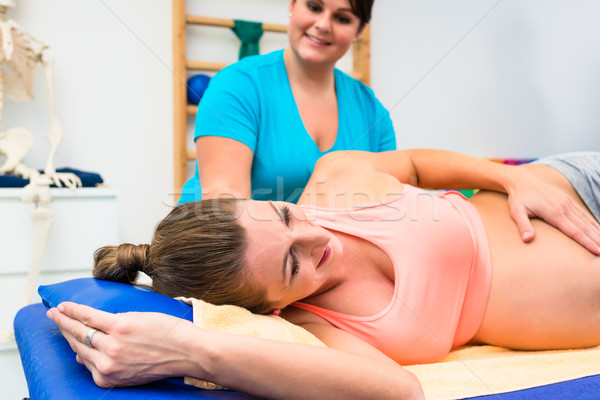 Femeie gravida fizioterapie canapea femeie femei fitness Imagine de stoc © Kzenon