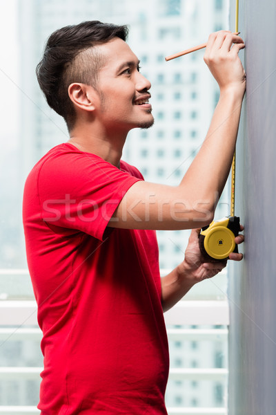 Foto stock: Jóvenes · indonesio · hombre · cinta · métrica · rascacielos · edificio