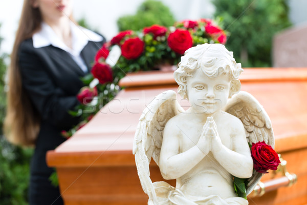 喪 女子 葬禮 棺材 紅玫瑰 常設 商業照片 © Kzenon