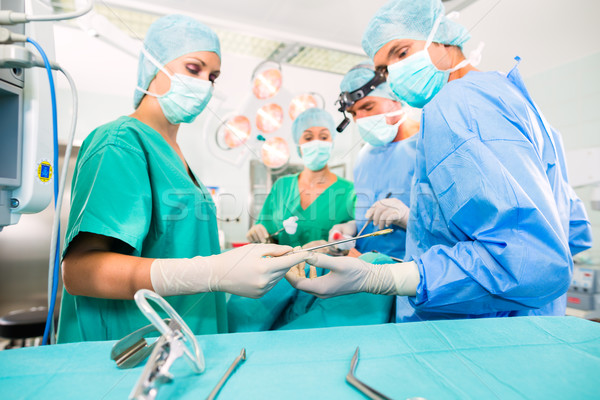 Cirujanos sala de operaciones emergencia hospital cirugía equipo Foto stock © Kzenon