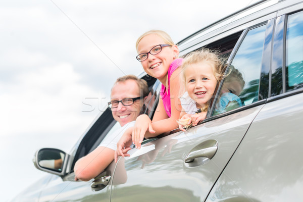 Foto stock: Família · condução · carro · férias · de · verão · pai · amigos