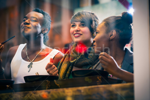 Férfi nők eszik késő fekete emberek Stock fotó © Kzenon