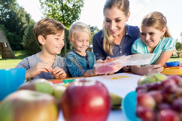 Mamma schilderij foto's kinderen lunchpauze vrouw Stockfoto © Kzenon