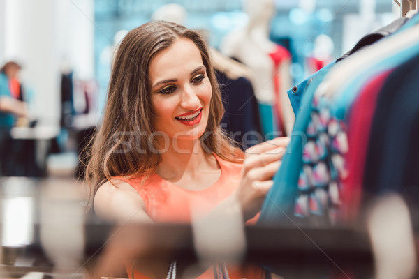 Vrouw jurken rack mode store naar Stockfoto © Kzenon