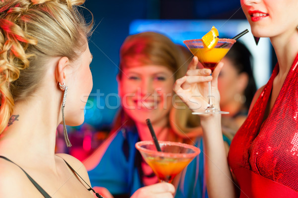 Menschen Club bar trinken Cocktails junge Frauen Stock foto © Kzenon