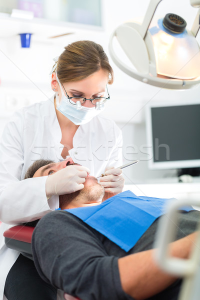 Paciente femenino dentista dentales tratamiento masculina Foto stock © Kzenon