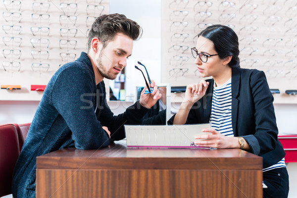 Stockfoto: Man · opticien · winkel · advies · verkoop · vrouw