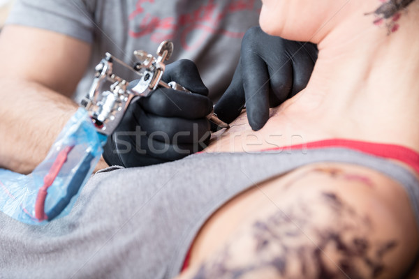 Modieus vrouw glimlachen nieuwe tattoo zijaanzicht Stockfoto © Kzenon