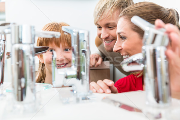 Foto stock: Retrato · familia · feliz · mirando · nuevos · bano · fregadero