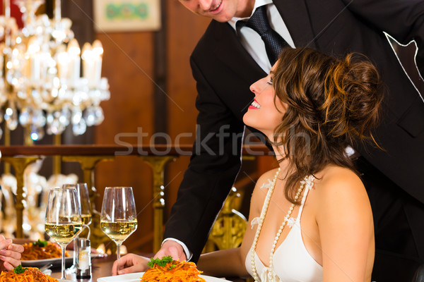 Femeie frumoasa chelner amenda de mese restaurant pretty woman şedinţei Imagine de stoc © Kzenon