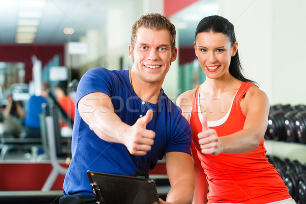 Foto stock: Mujer · entrenador · personal · gimnasio · pesas · personal · fitness