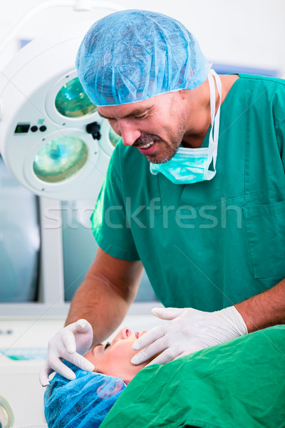 Medic operatie camera de operare pacient femeie om Imagine de stoc © Kzenon