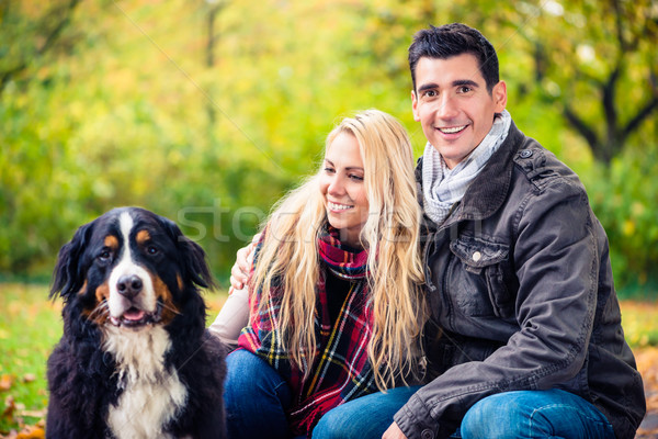 Stockfoto: Paar · hond · genieten · najaar · natuur · familie