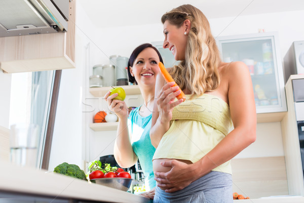 Terhes nő barátnő főzés egészséges konyha házi Stock fotó © Kzenon