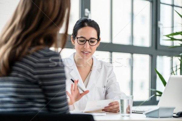 Femeie ascultare pacient consultare şedinţei Imagine de stoc © Kzenon