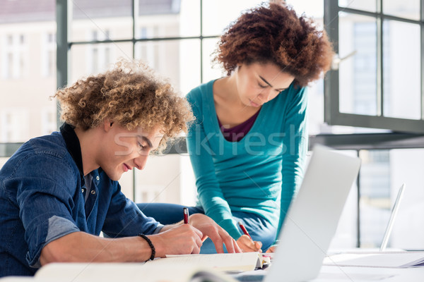 Kreative Studenten schriftlich Ideen Zuordnung jungen Stock foto © Kzenon