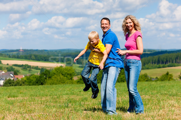 Familie spielen Wiese Sommer jungen Fuß Stock foto © Kzenon