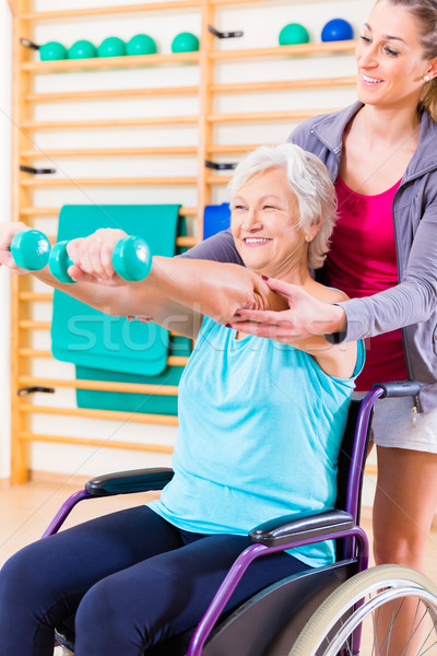 Senior femeie roată scaun fizioterapie antrenor Imagine de stoc © Kzenon