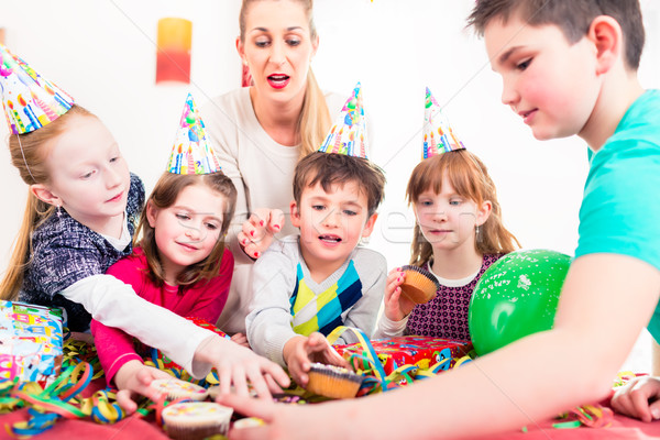 孩子 生日派對 鬆餅 蛋糕 孩子們 商業照片 © Kzenon