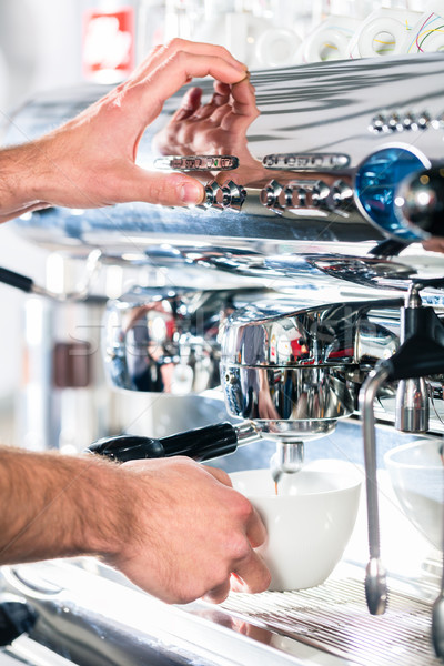 Cameriere espresso automatico primo piano mani Foto d'archivio © Kzenon