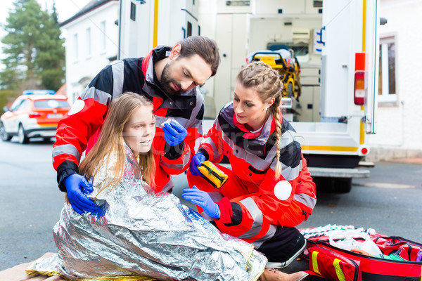 Foto stock: Ambulância · médico · ajuda · ferido · mulher · emergência