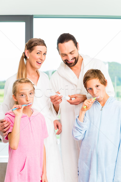 Família atendimento odontológico banheiro pais crianças limpeza Foto stock © Kzenon