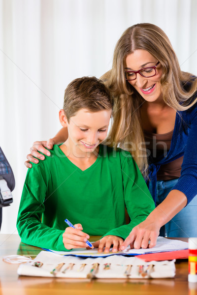 Mutter helfen Sohn Hausaufgaben Zuordnung Malerei Stock foto © Kzenon