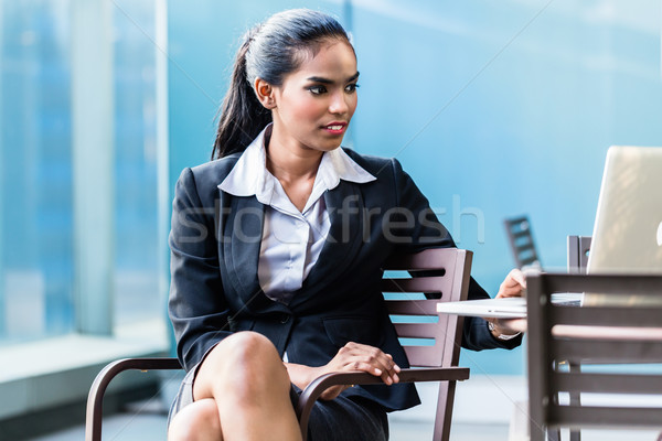 Indio mujer de negocios de trabajo portátil sesión terraza Foto stock © Kzenon