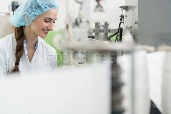 Feliz mujer empleado de trabajo fabricación ingeniero Foto stock © Kzenon