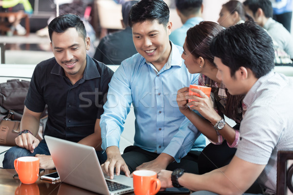 Csapat négy dedikált alkalmazottak együtt dolgozni ül Stock fotó © Kzenon