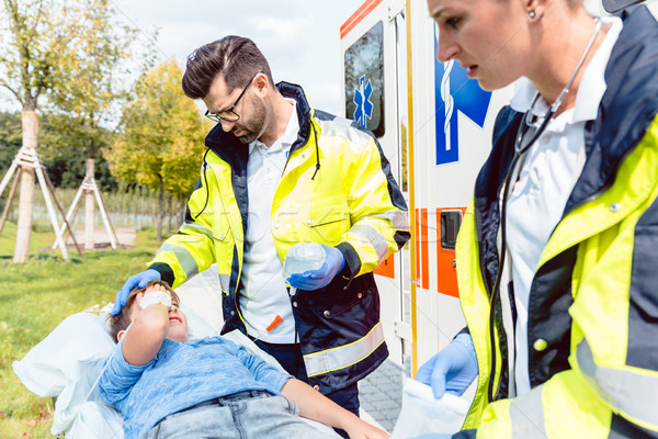 Paramédico emergencia médico herido nino Foto stock © Kzenon