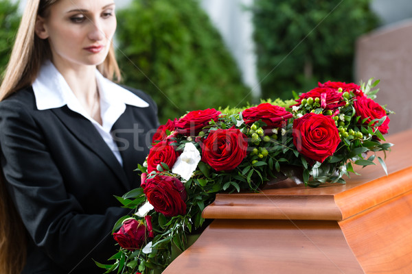 Luto mulher funeral caixão rosa vermelha em pé Foto stock © Kzenon