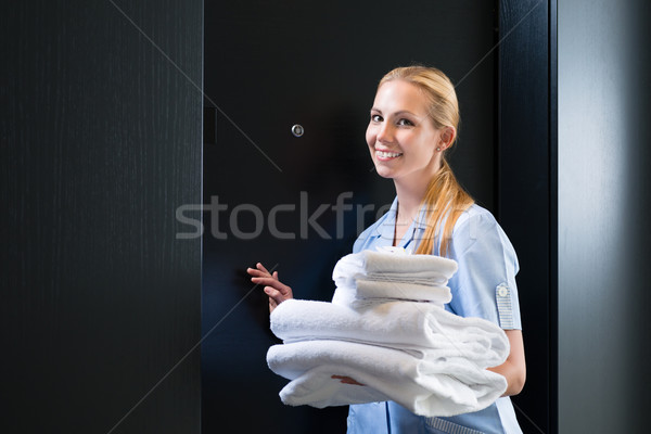 Szolgáltatás hotel törölközők hotelszoba fiatal áll Stock fotó © Kzenon