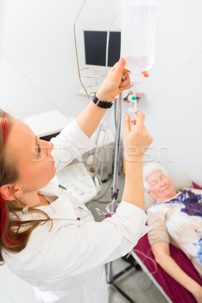Medic clinică senior pacient infuzie femeie Imagine de stoc © Kzenon