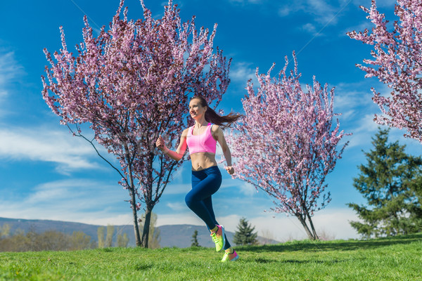 Donna primavera esecuzione jogging sport parco Foto d'archivio © Kzenon