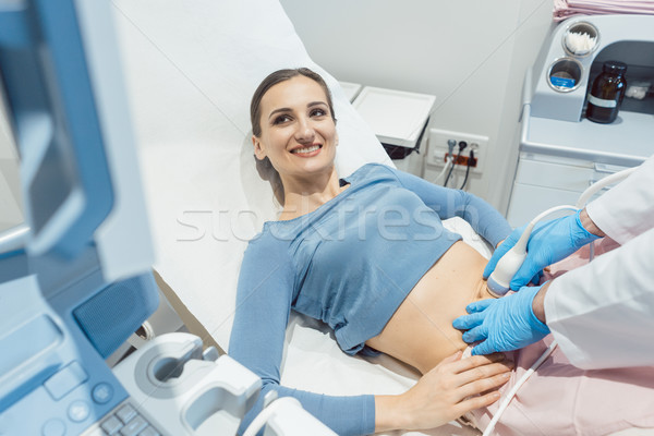 Foto stock: Mulher · médico · olhando · tela · feliz