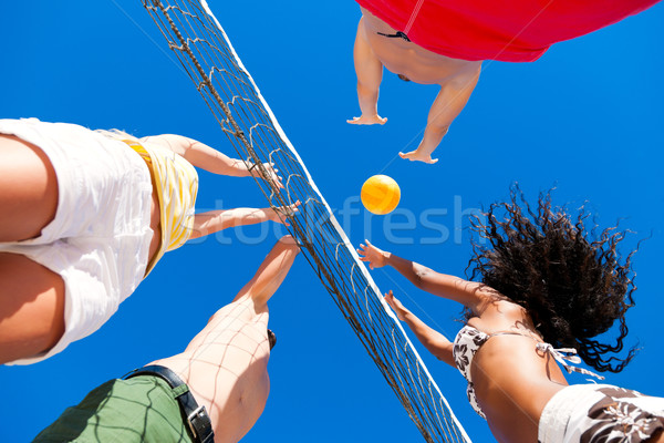 Freunde spielen Strand Volleyball Spieler Sommer Stock foto © Kzenon