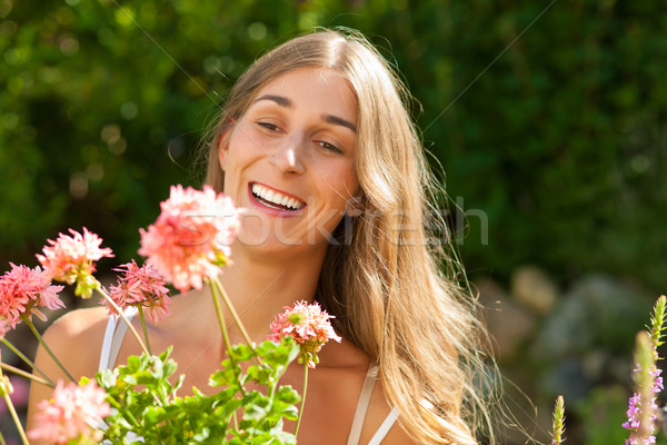 Jardín verano feliz mujer flores jardinería Foto stock © Kzenon